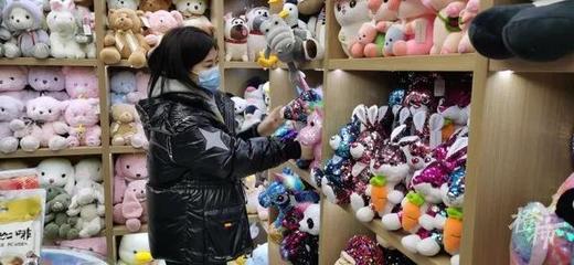 義烏中國小商品城開市了!能否實(shí)現(xiàn)&ldquo;人手一墩&rdquo;?記者走訪多家毛絨玩具店
